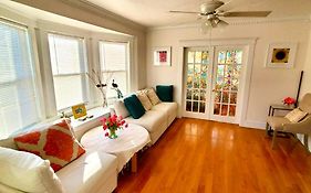 Near Train Station Gorgeous 3-Bedroom Apartment With Patios